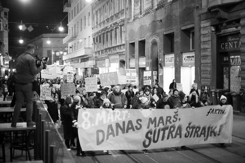 VELIKA FOTOGALERIJA: Osmi mart se slavi na ulicama, a ne u restoranima