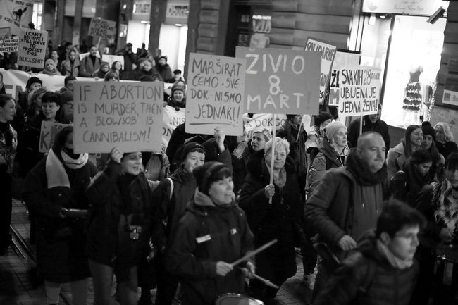 VELIKA FOTOGALERIJA: Osmi mart se slavi na ulicama, a ne u restoranima