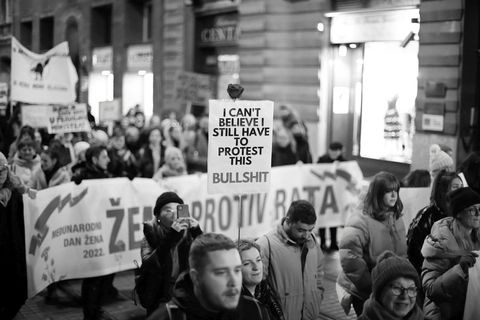 VELIKA FOTOGALERIJA: Osmi mart se slavi na ulicama, a ne u restoranima