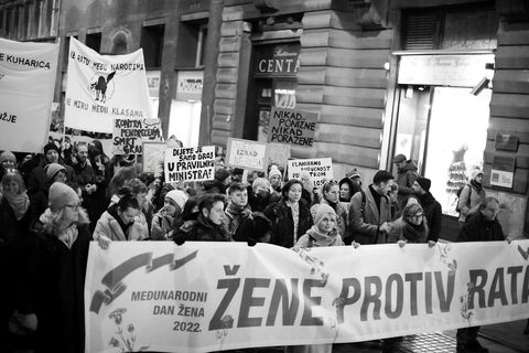 VELIKA FOTOGALERIJA: Osmi mart se slavi na ulicama, a ne u restoranima