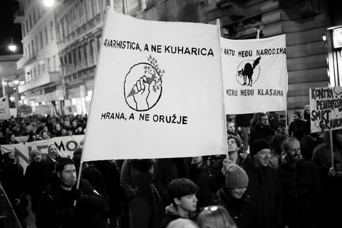 VELIKA FOTOGALERIJA: Osmi mart se slavi na ulicama, a ne u restoranima