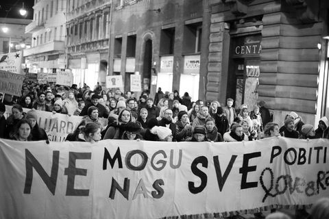 VELIKA FOTOGALERIJA: Osmi mart se slavi na ulicama, a ne u restoranima