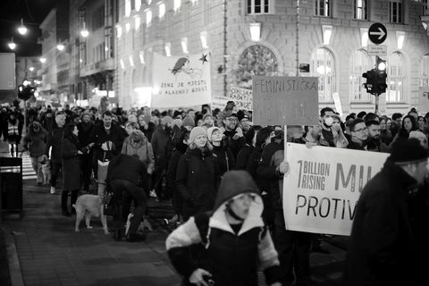 VELIKA FOTOGALERIJA: Osmi mart se slavi na ulicama, a ne u restoranima