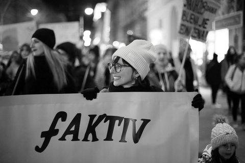 VELIKA FOTOGALERIJA: Osmi mart se slavi na ulicama, a ne u restoranima