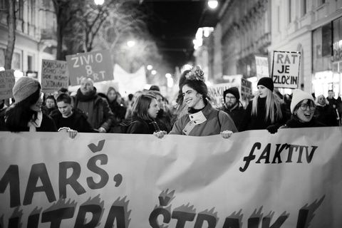 VELIKA FOTOGALERIJA: Osmi mart se slavi na ulicama, a ne u restoranima