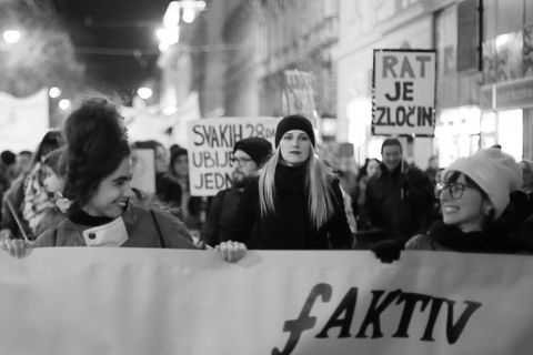 VELIKA FOTOGALERIJA: Osmi mart se slavi na ulicama, a ne u restoranima