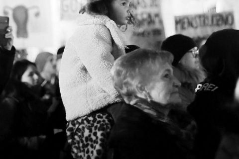 VELIKA FOTOGALERIJA: Osmi mart se slavi na ulicama, a ne u restoranima