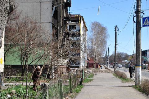 Baka Ala čisti oko svoje zgrade