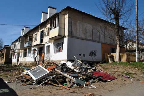 Grad se počinje čistiti od tona i tona predmeta koje su bombe razbacale po ulicama