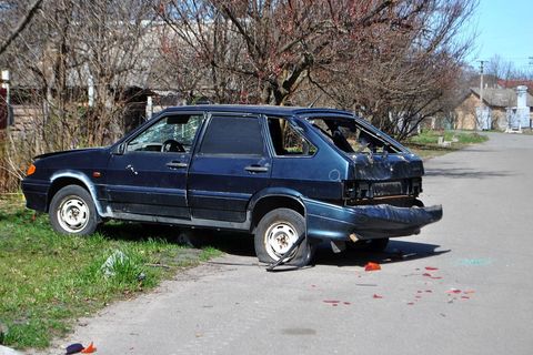 Jedan od stotina uništenih automobila