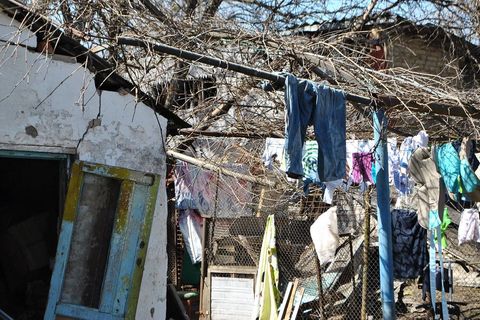 Opran veš prokuhanom vodom među ruševinama