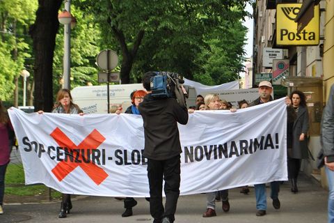 KAD NOVINARI PROSVJEDUJU: "Dolje ministar torture"