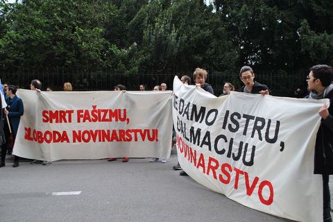KAD NOVINARI PROSVJEDUJU: "Dolje ministar torture"