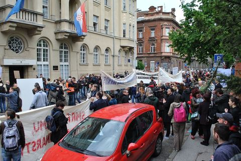 KAD NOVINARI PROSVJEDUJU: "Dolje ministar torture"