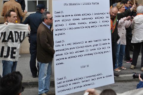 KAD NOVINARI PROSVJEDUJU: "Dolje ministar torture"