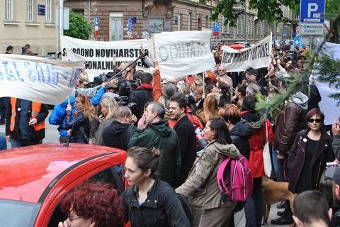 KAD NOVINARI PROSVJEDUJU: "Dolje ministar torture"