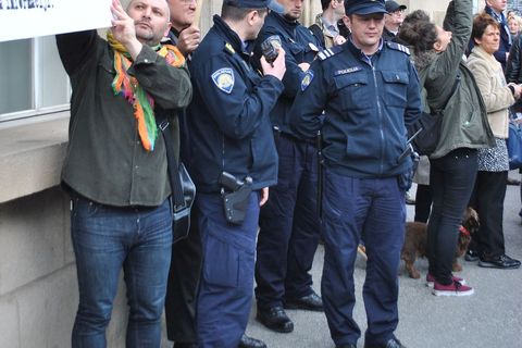 KAD NOVINARI PROSVJEDUJU: "Dolje ministar torture"