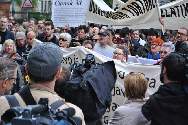 KAD NOVINARI PROSVJEDUJU: "Dolje ministar torture"