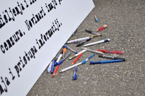 KAD NOVINARI PROSVJEDUJU: "Dolje ministar torture"