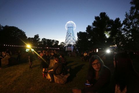 Iza tornja nalazi se kamp s 1.100 podignutih šatora