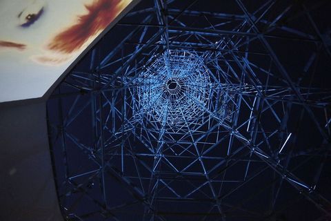 S betonskim postoljem Teslin toranj teži 250 tona