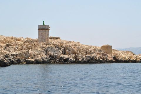 Sve objekte porazbacane po otoku teško je prebrojati