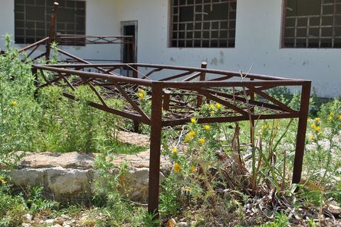 Zatvorski kreveti još su razbacani po dvorištu