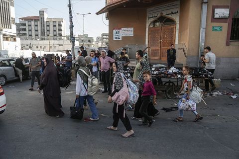 Civili nose onoliko koliko im je moglo stati u ruke (FOTO: HINA/EPA/Haitham Ifad)