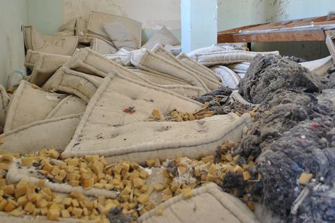 A jedna od zgrada prepuna je robijaških madraca