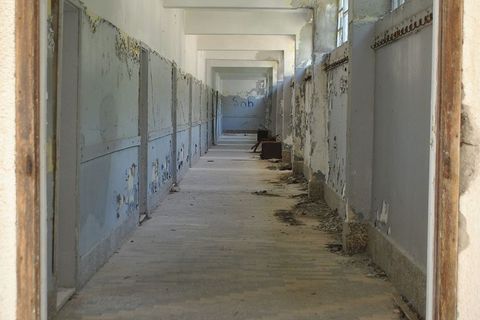 Gdje god da uđete skidate paučinu sa zidova