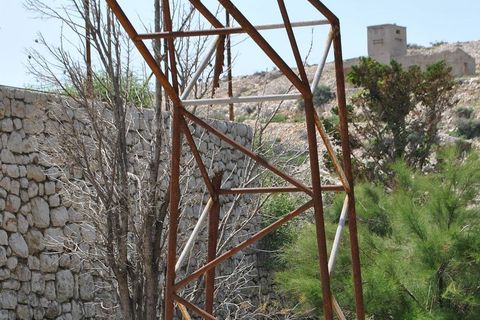 Kao svjedok povijesti i danas stoje zahrđale konstrukcije koševa 