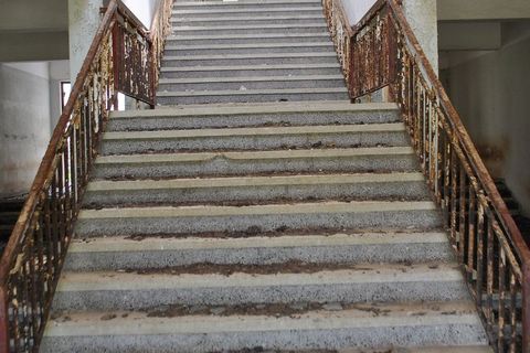 U nekim zgradama pod je prekriven i nekoliko centimetara debelim slojem ovčjeg izmeta