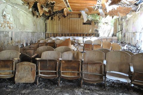 Posebno je sablasan ulazak u kinu dvoranu