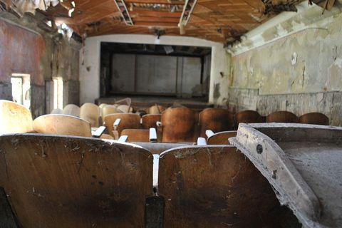 Na mjestu gdje su zatvorenici uživali u filmskim projekcijama, prvi redovi stolica su potpuno skršeni