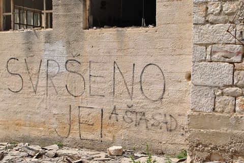 Na jednoj od radionica piše „Svršeno je“, na što je nadopisano „a šta sad?“