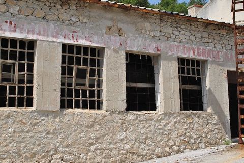 Nekad su na fasadama stajale ideološke poruke, a danas više nisu čitke