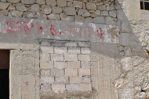 Osim ove, gdje piše - "Živio Tito"