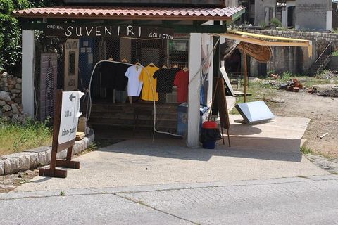 U uvali je otvorena i suvenirnica, a nismo vidjeli da ju je netko tog dana posjetio