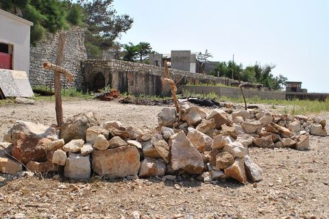A pored nje Bavoljak je u želji da šokira turiste improvizirao tri groba