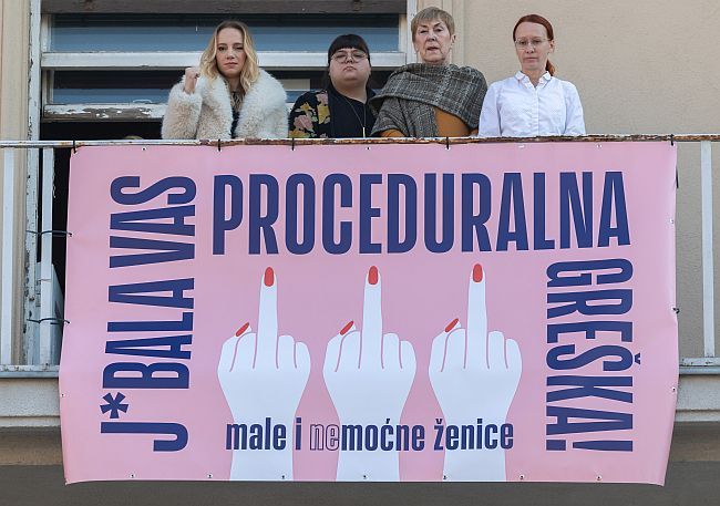 Jebala vas proceduralna greška