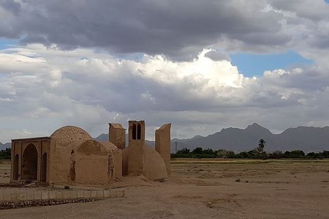 Spremnik za vodu s vjetrolovima na rubu pustinje