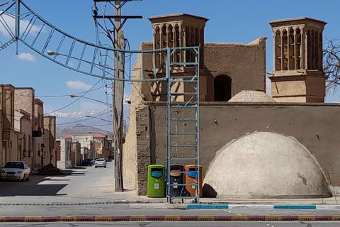 Jazd, gradski spremnik za vodu, u daljini planine pod snijegom