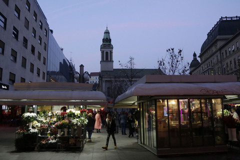 Gradonačelnik Milan Bandić oglasio se istoga dana na jednoj od lokalnih radijskih postaja i rekao da cvjećari mogu izlagati svoj asortiman samo na jednoj polici uz kućicu
