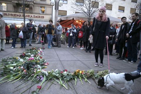 Oduvijek popularno okupljalište stanovnika Zagreba, ovaj trg je danas zagušen brojnim terasama kafića