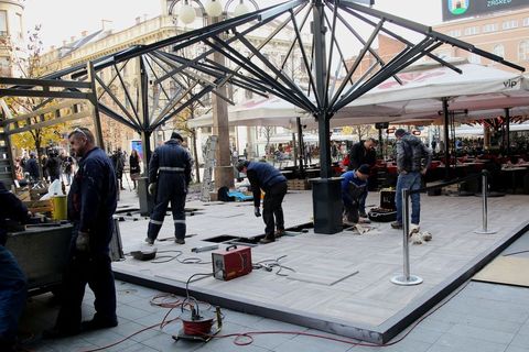 Za cvijeće mjesta nema, za goleme terase koje guše trg, mjesta ima