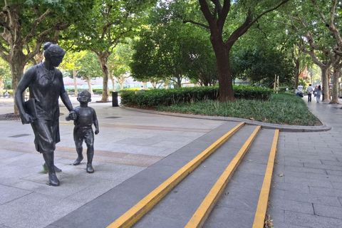 Skulptura majke s djetetom kao vid propagande nekadašnje politike "jednog djeteta" 