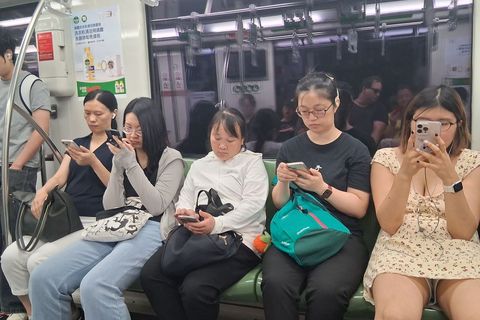 U metroima gotovo svi bulje u svoje mobitele