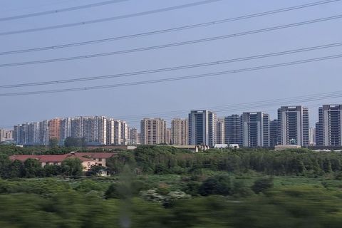 Nepregledna "polja" novih stambenih nebodera u predgrađu Šangaja