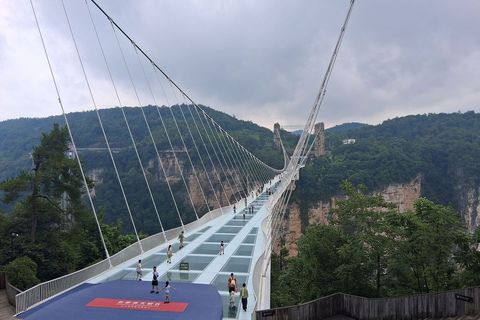 Najdulji viseći stakleni most na svijetu nedaleko, Zhangjiajiea
