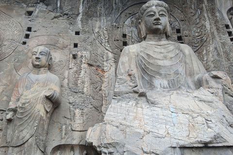 Kompleks Longmen špilja gdje su od 5. stoljeća u stijenama carevi i plemići, ali i obični ljudi, dali uklesati preko sto tisuća likova Bude